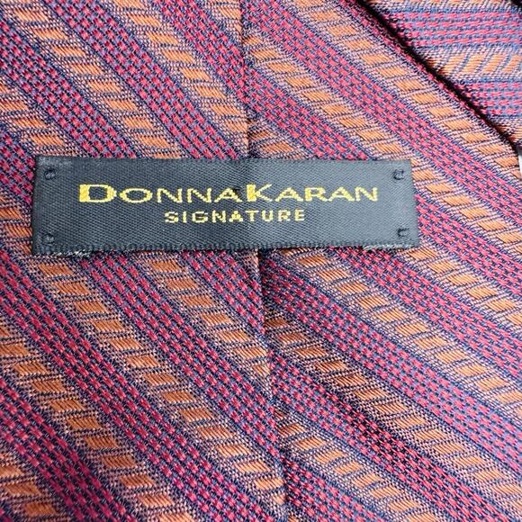 DONNA KARAN SIGNATURE 100% ITALIAN SILK MENS TIE 4 x 58 - Picture 3 of 5